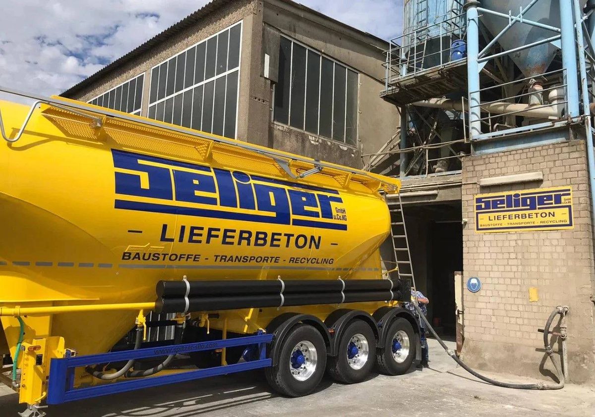 Betriebsgebäude und Mischfahrzeug der Seliger GmbH & Co KG in Hungen