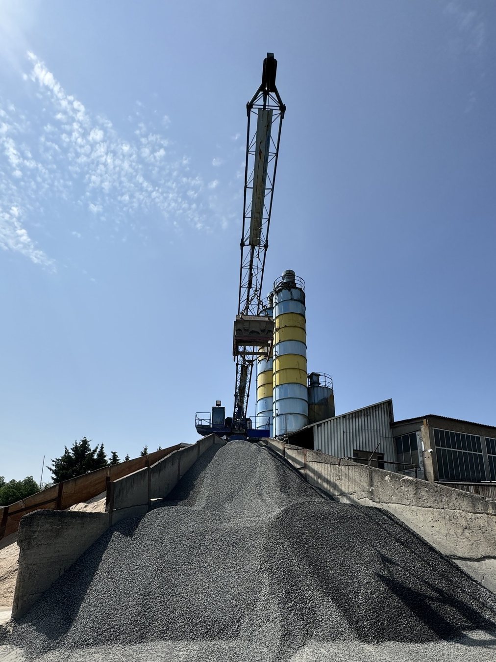 Kran beim Beladen des Recycling-Silos auf dem Werksgelände